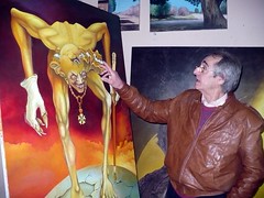 Julio Alessandroni, artista plástico argentina explicando el significado de su obra por Bahianoticias.com