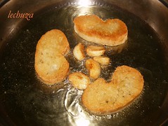 Pollo con cigalas-frieir ajos y pan