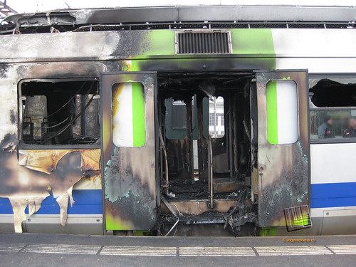 Eingangstüre des ausgebrannten Triebwagens