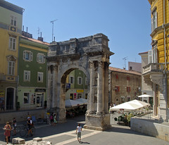 Arc dels Sergis, Pula (Pola), stria, Crocia