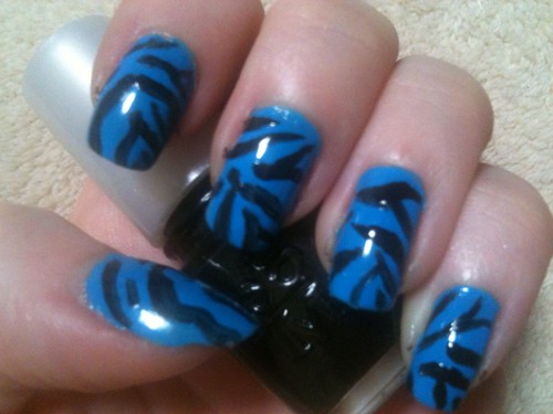 Blue zebra print manicure by KitaRei