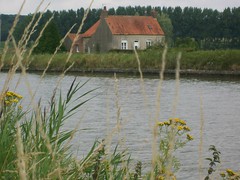 Case sul fiume Aa, tra Saint-Momelin e Watten (Nord-Pas-de-Calais)