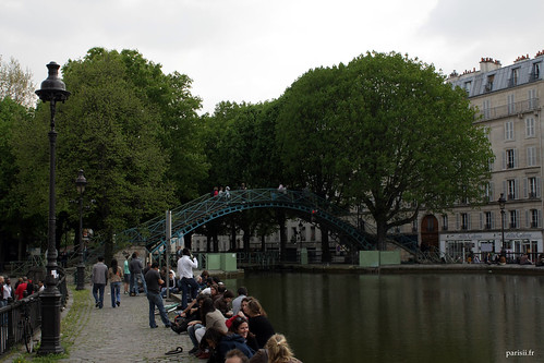 Les parisiens aiment passer du bon temps près du Canal Saint Martin