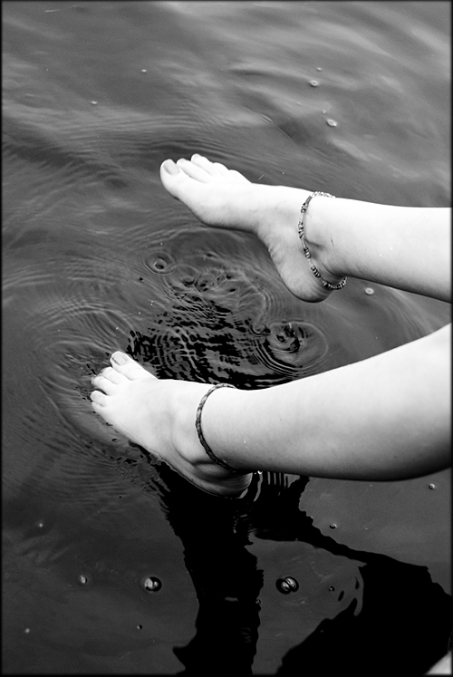 bossys-daughter-feet-lake