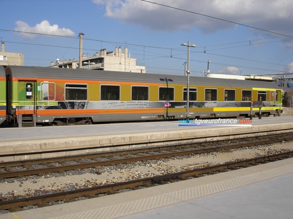 Une voiture Corail Téoz SNCF de première classe A5t2u en gare de Marseille Saint-Charles