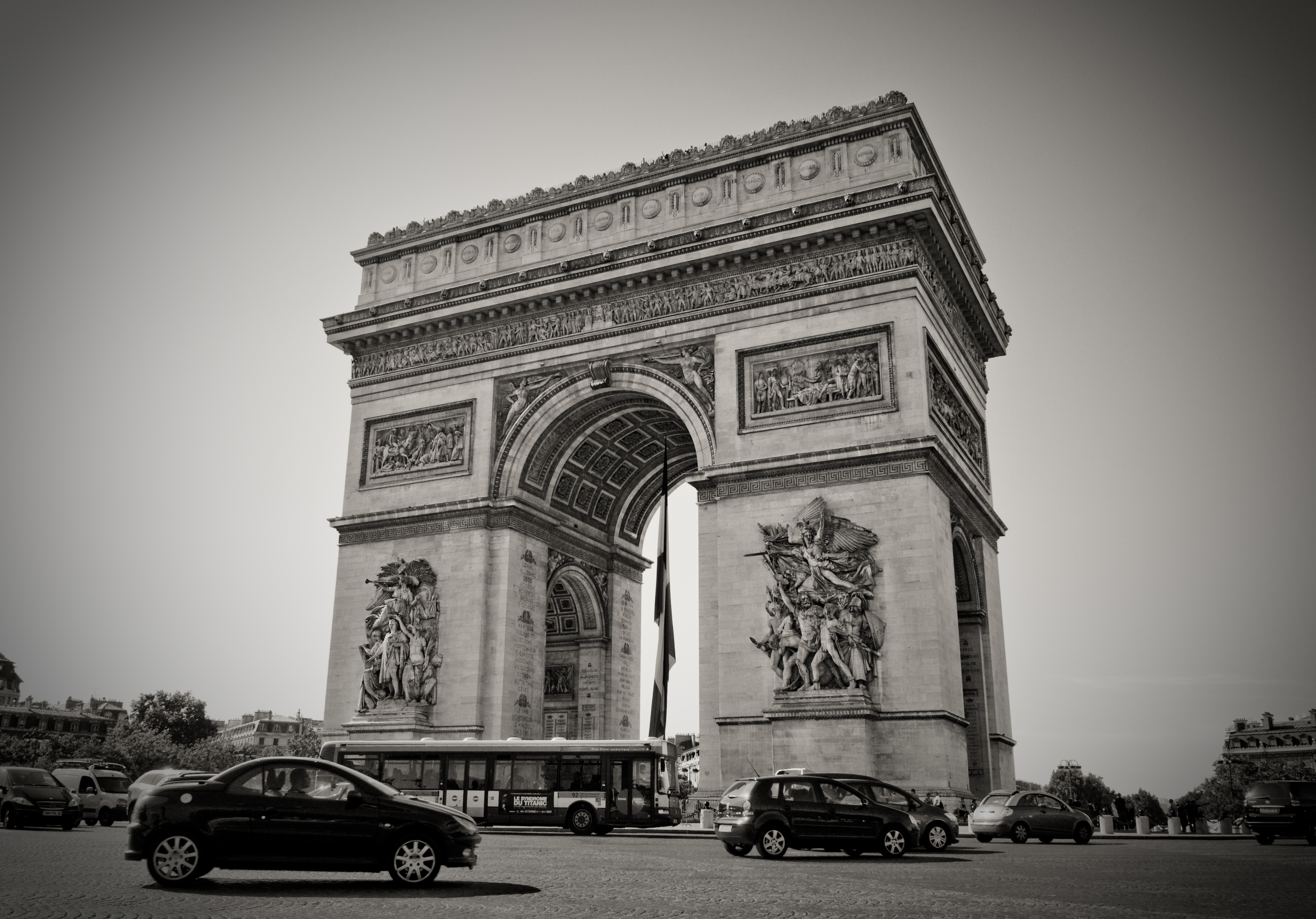 フリー画像 人工風景 建造物 建築物 凱旋門 エトワール凱旋門 門 ゲート フランス風景 パリ モノクロ 写真 フリー素材 画像素材なら 無料 フリー写真素材のフリーフォト