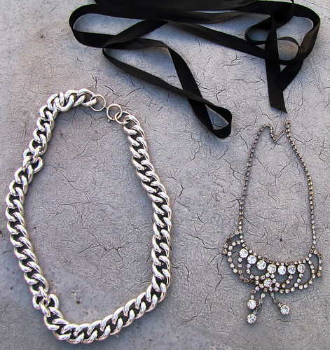 chunky-chain-vintage-rhinestone-necklace-diy