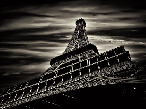  フリー画像| 人工風景| 建造物/建築物| 塔/タワー| エッフェル塔| フランス風景| パリ| モノクロ写真|    フリー素材| 