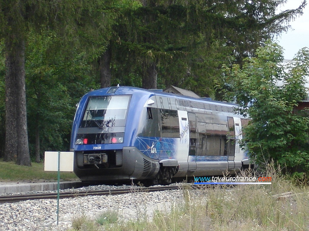 Gros plan sur un autorail Diesel ATER X73500 SNCF