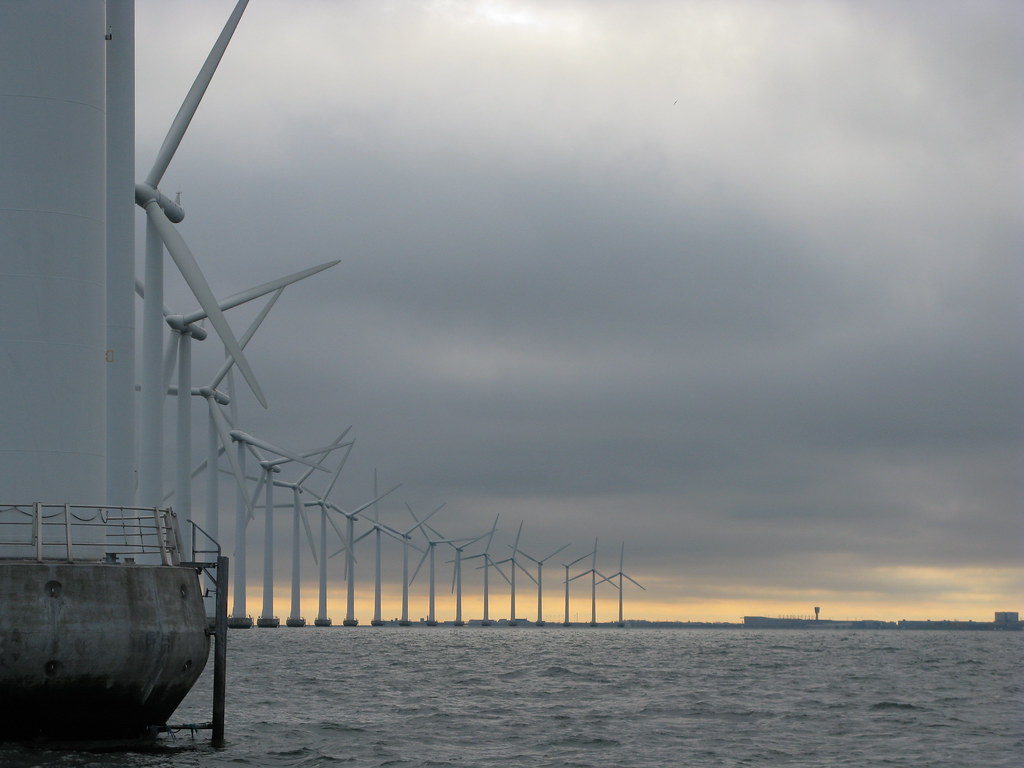 哥本哈根港外佇立一整排的wind turbines。攝影：李河清