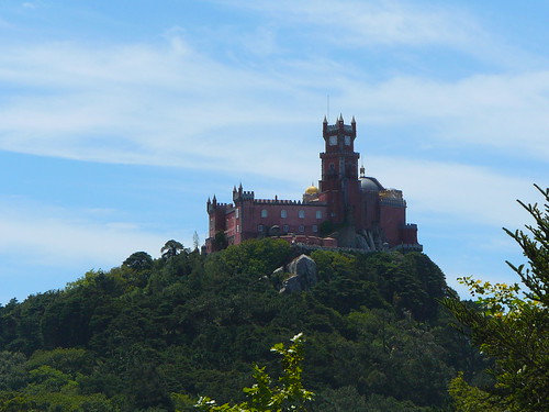 La silueta del Palacio da Pena sobre la montaña, vista desde el Castelo dos Mouros…