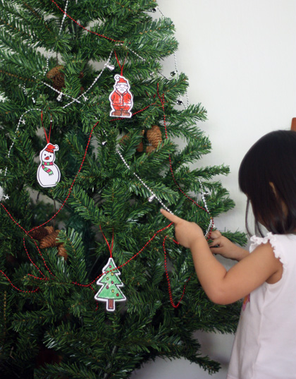 decorating xmas tree