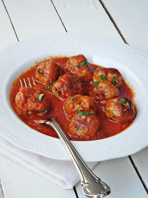 Meat balls in tomato sauce - Keftedakia me saltsa tomata