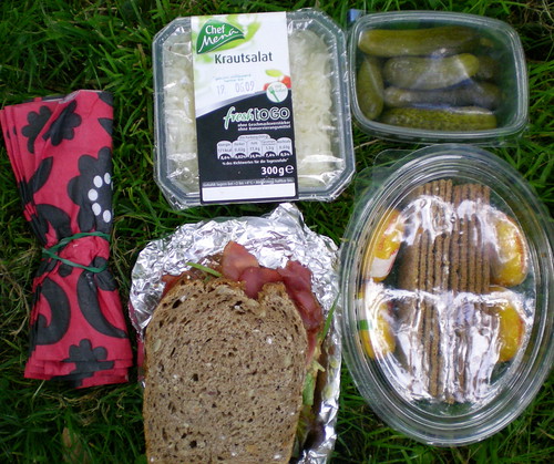 picnic: ensalada de col, bocadillo de pastrami, pepinillos y mini babybel