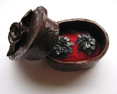 (Leather imitation) box with earrings