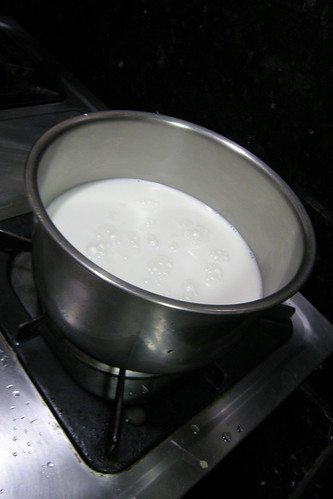 08.稍微加熱後牛奶與糖攪拌均勻