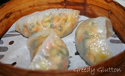 Mixed vegetable dumpling with sour & spicy sauce