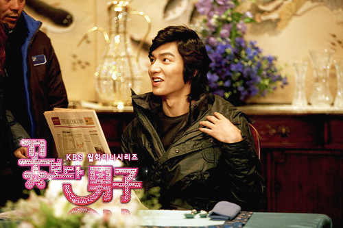 Gu Jun Pyo girang saat kepala rumah tangga memperkenalkan Jan Di sebagai pelayan pribadinya.