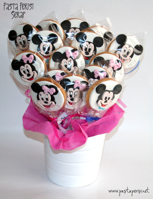 Minnie mouse- mickey mouse cookie