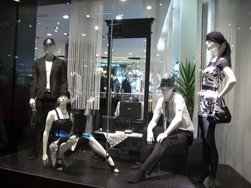 DSCN2494 Mannequins with Black and White Window Display