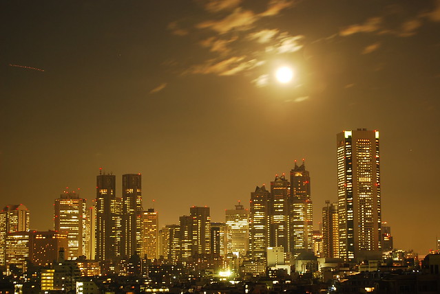 The rising moon  (Shinjuku / Tokyo) 新宿副都心に昇った月