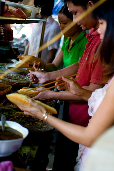 Making bánh mì at Phương, a stall in Hoi An, Vietnam