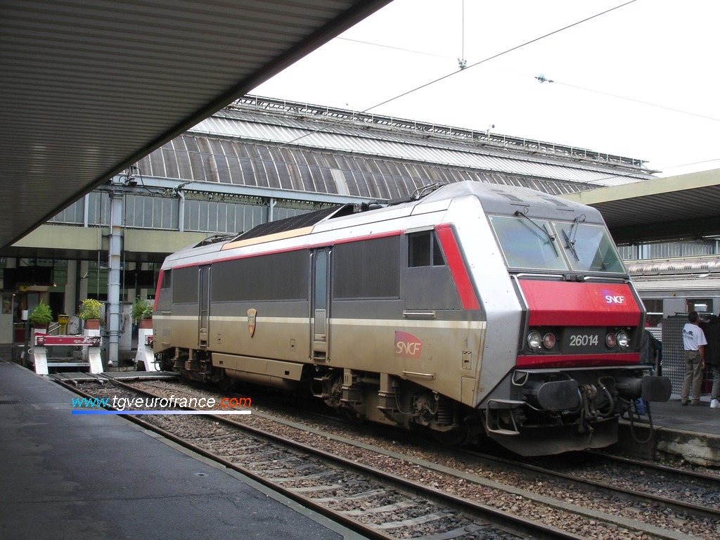 Une locomotive électrique bi-tension BB26000 SNCF en livrée Multiservice - Corail+