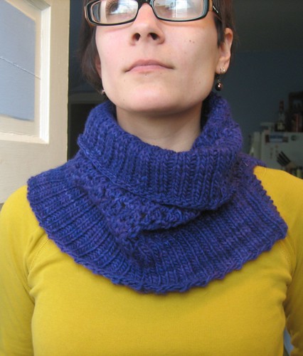 091018. so i decided yesterday to putz around the house and start a cowl.