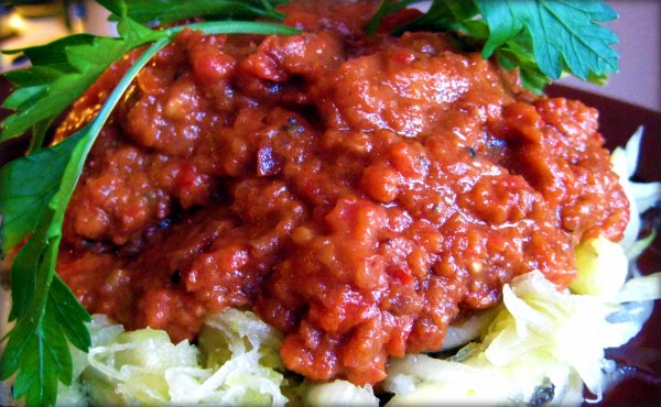 zucchinipasta med rå tomatsås. Råkost, raw food, levande föda.