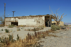 abandoned apartment building in Salton City (by: slworking2, creative commons license)