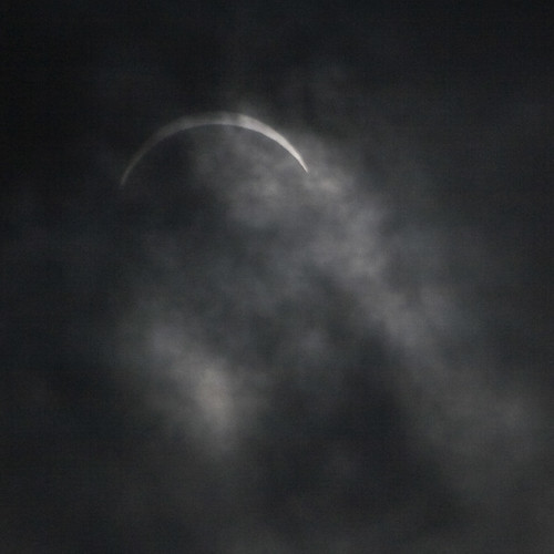 Rainy solar eclipse in Shanghai (by niklausberger)