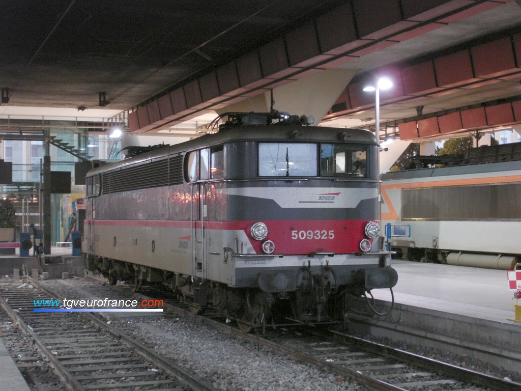 La locomotive BB 9325 SNCF en livrée Multiservice en stationnement en gare de Marseille Saint-Charles le 12 juillet 2009