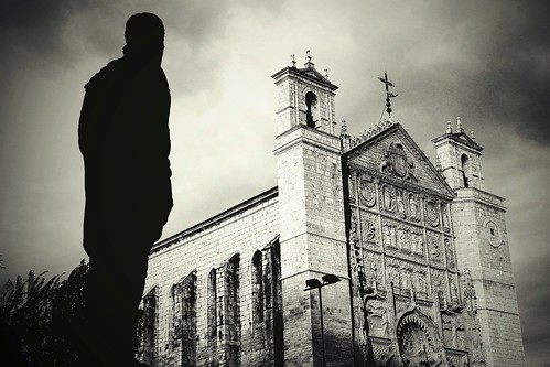 フリー写真素材|人物|人と風景|建築・建造物|教会・聖堂・モスク|モノクロ写真|シルエット|スペイン|