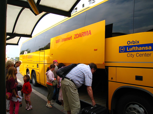 這是我們在搭往布拉格的巴士