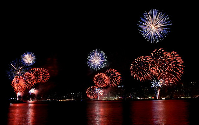 Macy's 4th of July Fireworks over the Hudson River &amp; Manhattan, 2009 (large)