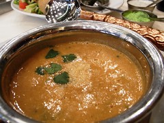 Narial Murgh Shorba (Sopa de Pollo Picante con Curry y Cilantro)