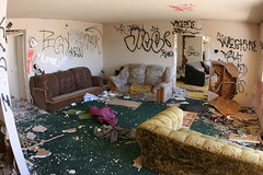a room in Salton City (by: slworking2, creative commons license)