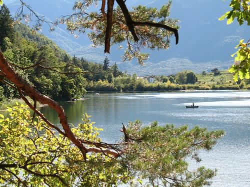 Blick auf den großen Montiggler See: Schwimmen, Angeln, Wandern und Mountainbiken - alles ist möglich