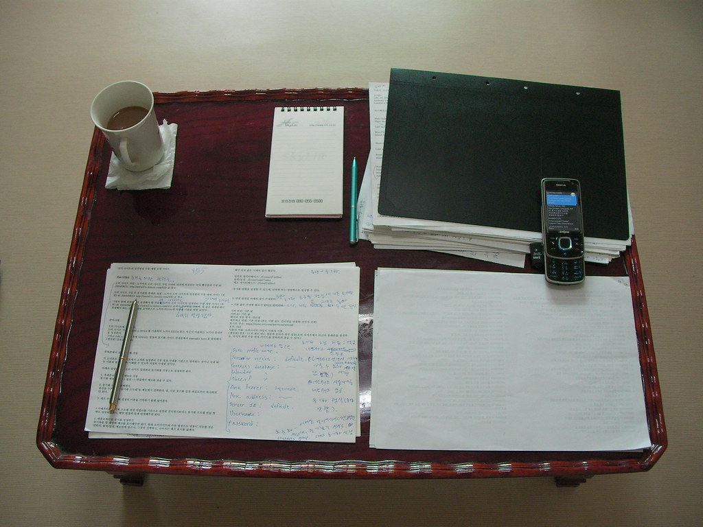 두번째로 사용하고 있는 책상 - my second desk