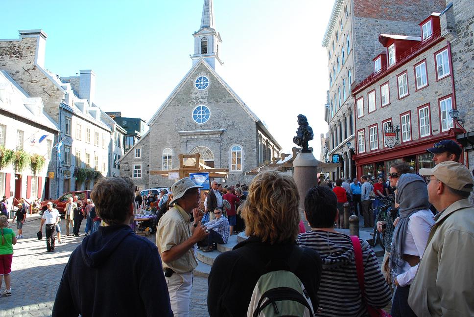 François Vidal à la Place Royale à la fin d'une visite à pied du Vieux-Québec