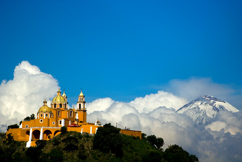 Iglesia y Popocatepetl