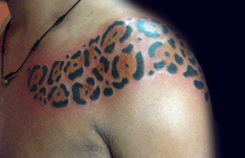 galeria tatuaje enredadera. tatuajes de jaguares. Tatuaje enredadera en el pie Pupa Tattoo Granada 