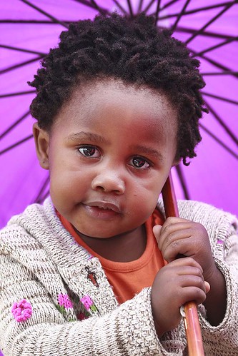 フリー画像|人物写真|子供ポートレイト|外国の子供|少女/女の子|アフリカの子供|傘/アンブレラ|南アフリカ共和国人|フリー素材|