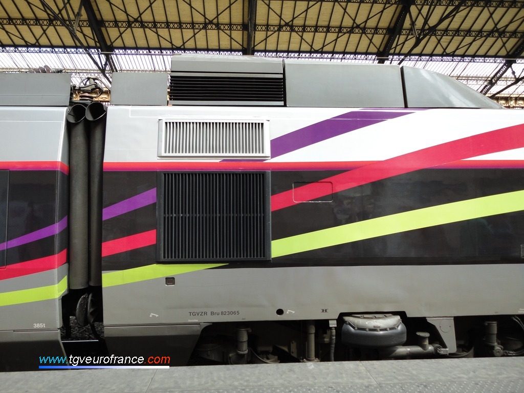 Détail du bogie moteur (moteur à courant continu) arborant le pelliculage des 30 ans du TGV Sud-Est