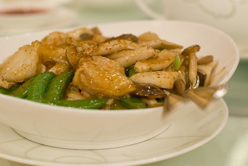 蝦子野菰斑球炒河粉 Fried rice noodles with filet of bass, assorted mushrooms dust with shrimp roe.