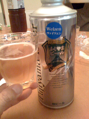 そしてホテルに戻って酒盛り。富士吉田の地ビール，ふじやまビールのヴァイツェン。ホップ感いっぱいで旨い。