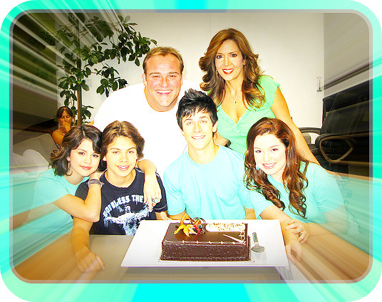 David Deluise,Maria Canals Barrera,Selena Gomez, Jake T. Austin, David Henrie & Jennifer Stone-The Wizards of waverly place; by __kisses to my bitches.