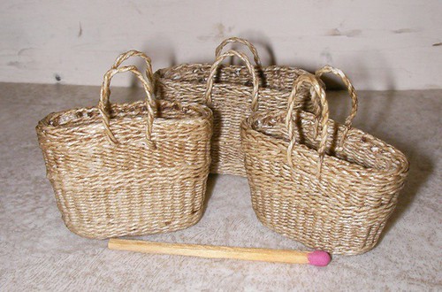 CDHM Artisan Lidi Stroud, IGMA Artisan of Nambucca's Little Shoppe weaves 1:12 scale handled baskets using waxed linen for weavers.  This basket is for the dollhouse miniature enthusist