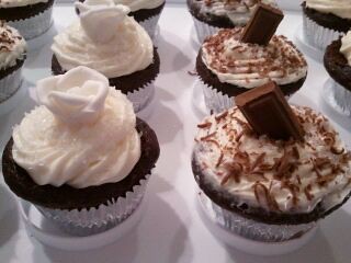 chocolate cupcakes by Lisas Dessert Tables