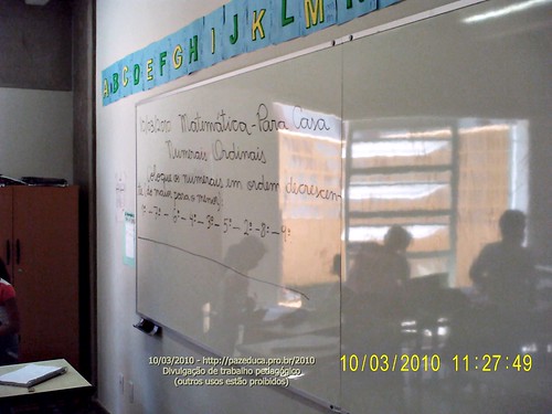 Lousa com lição de casa (10/03/2010) refletindo ambiente de trabalho